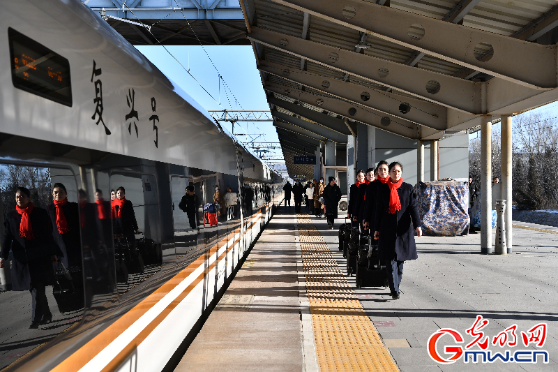 2024年全国铁路春运今日启动 预计发送旅客48亿人次(图2) 2024年全国铁路春运今日启动 预计发送旅客48亿人次(图2)