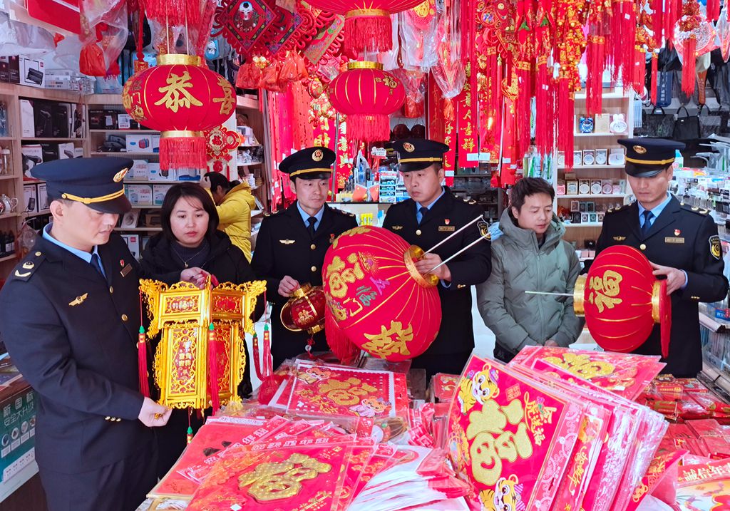 江西省于都县市场监管局突击检查节庆饰品(图1)