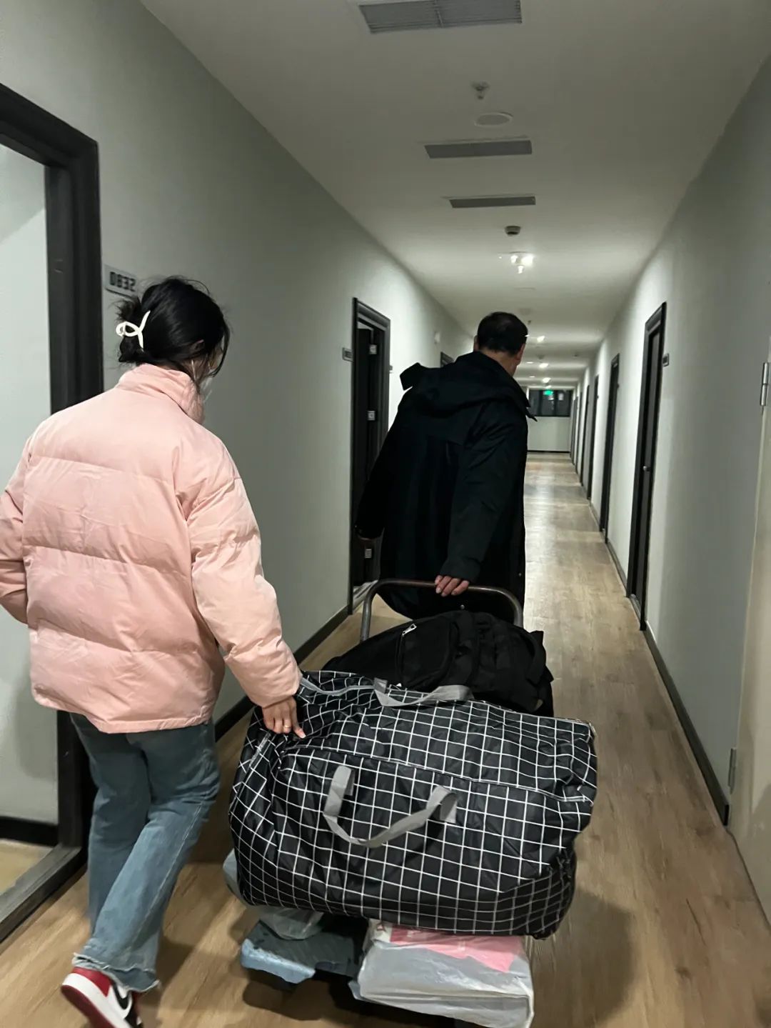 姑娘邀请父亲反向过年这个社区安排单独公寓7天免费住(图1)