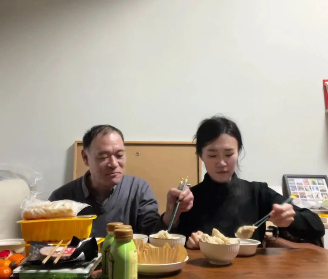 姑娘邀请父亲反向过年这个社区安排单独公寓7天免费住(图2)