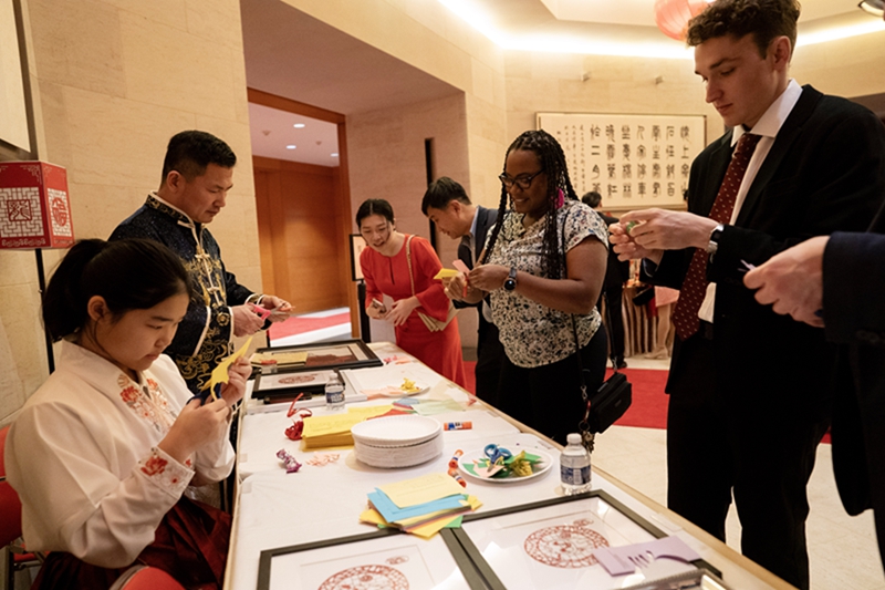 温暖迎春 全球共庆中国年——龙年春节庆祝活动在多国举行(图1)