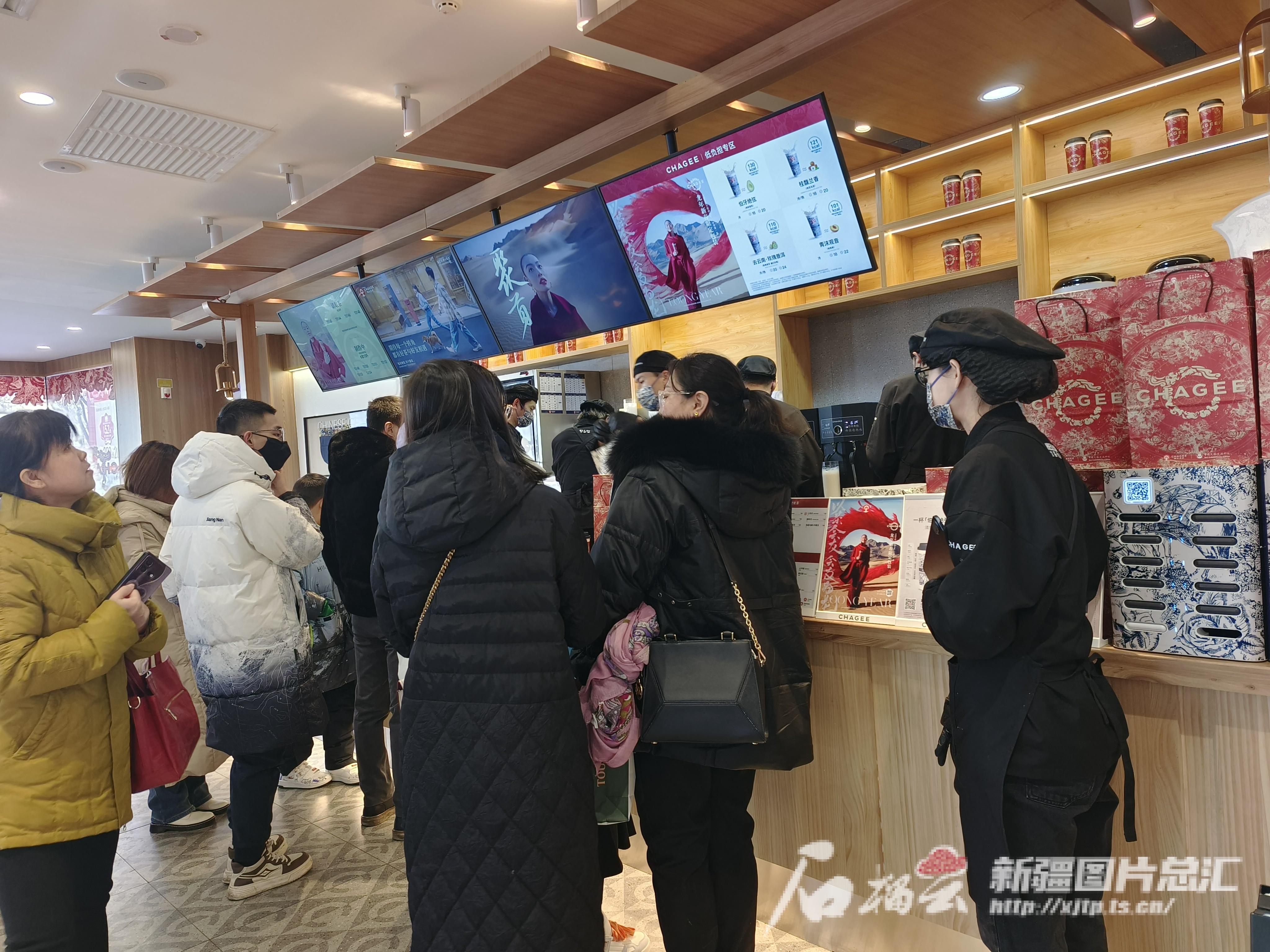 天山观察丨“最长”春节假期点亮消费“开门红” ——2024年新疆春节消费市场观察(图1) 天山观察丨“最长”春节假期点亮消费“开门红” ——2024年新疆春节消费市场观察(图1)