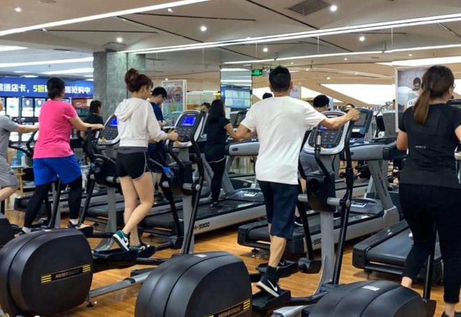 县城里的零食店和星巴克以及“普通“出境中国游客(图4)