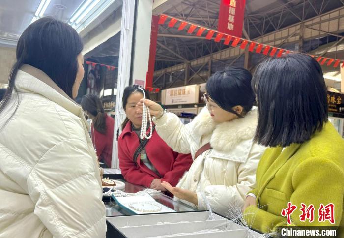 珍珠饰品风靡女性市场 “00后”悦己消费火热(图1) 珍珠饰品风靡女性市场 “00后”悦己消费火热(图1)