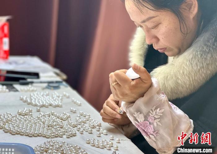 珍珠饰品风靡女性市场 “00后”悦己消费火热(图4) 珍珠饰品风靡女性市场 “00后”悦己消费火热(图4)