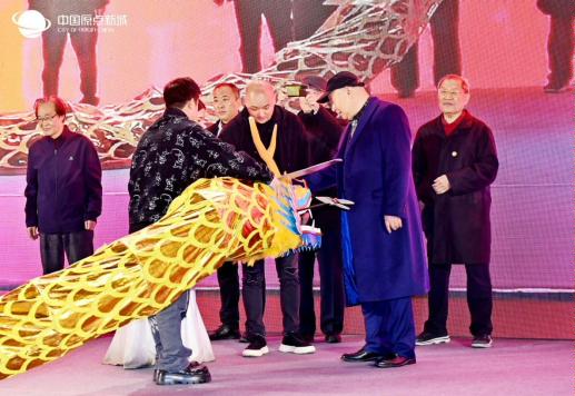 “一带一路”智能家居产业大会暨2024西安当代设计周启动会、2024中国原点龙文化盛世庆典暨高峰论坛、中国原点新城3年度商户答谢会成功举办!(图4) “一带一路”智能家居产业大会暨2024西安当代设计周启动会、2024中国原点龙文化盛世庆典暨高峰论坛、中国原点新城3年度商户答谢会成功举办!(图4)