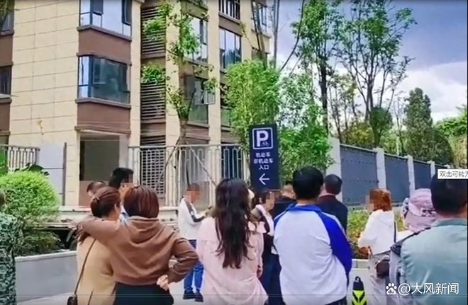 新房装修期间小孩从19楼坠落镇政府:小孩已不幸离世物业:已提醒业主和装修人员加强安全防范(图1) 新房装修期间小孩从19楼坠落镇政府:小孩已不幸离世物业:已提醒业主和装修人员加强安全防范(图1)