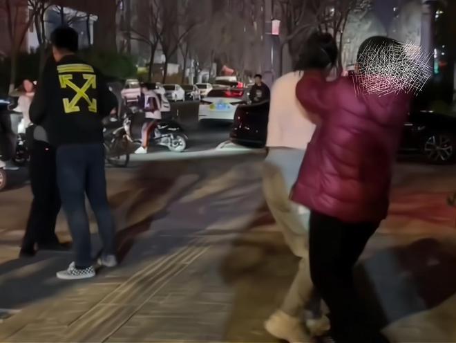 婆媳俩在街上抓到丈夫和小三媳妇和丈夫理论婆婆抓着小三打骂(图3) 婆媳俩在街上抓到丈夫和小三媳妇和丈夫理论婆婆抓着小三打骂(图3)