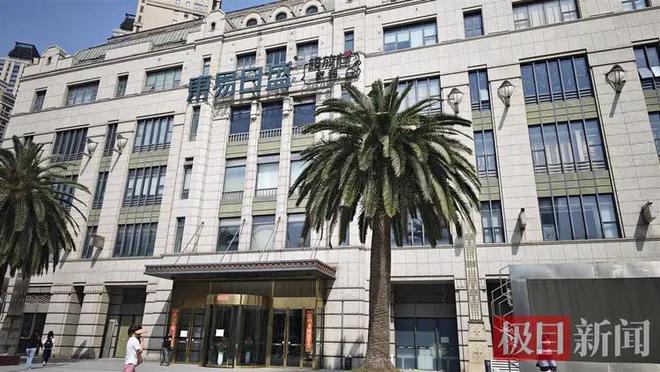 “家装第一股”武汉门店跑路?公司称房租到期系搬迁有业主上门询问装修停滞问题(图1) “家装第一股”武汉门店跑路?公司称房租到期系搬迁有业主上门询问装修停滞问题(图1)