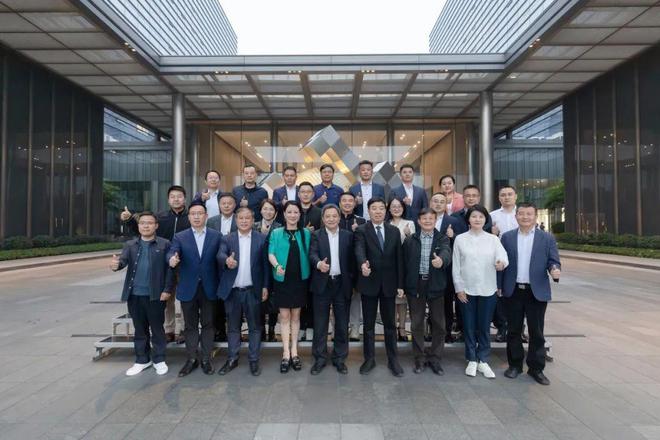 中装协公共建筑装饰工程分会2024年会长交流会在亚厦召开(图10)