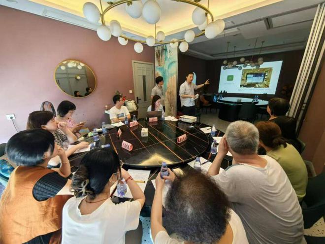 家门口的菜市场改造过后效果如何?居民代表实地“测评”→(图6) 家门口的菜市场改造过后效果如何?居民代表实地“测评”→(图6)