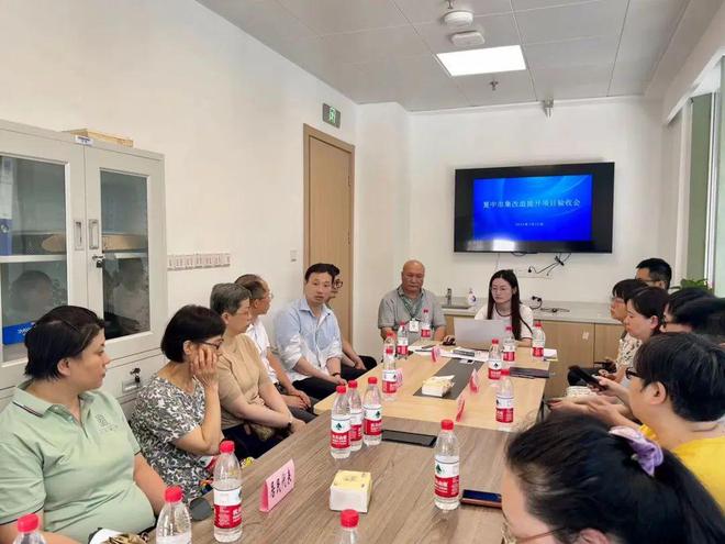 家门口的菜市场改造过后效果如何?居民代表实地“测评”→(图1) 家门口的菜市场改造过后效果如何?居民代表实地“测评”→(图1)