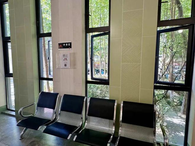 家门口的菜市场改造过后效果如何?居民代表实地“测评”→(图3) 家门口的菜市场改造过后效果如何?居民代表实地“测评”→(图3)