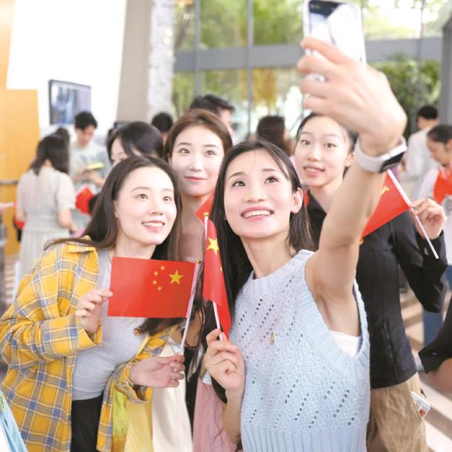 共和国巡礼｜满城中国红满满自豪感(图6)