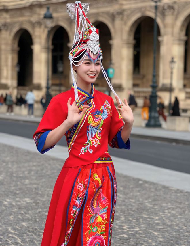 蓝盈莹美到法国卢浮宫!穿中国风红色套装戴民族风头饰红的亮眼(图1) 蓝盈莹美到法国卢浮宫!穿中国风红色套装戴民族风头饰红的亮眼(图1)