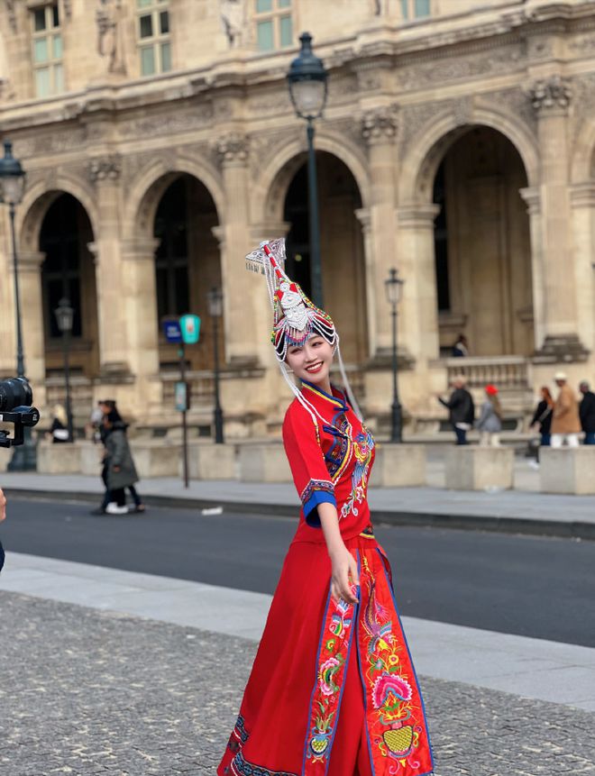 蓝盈莹美到法国卢浮宫!穿中国风红色套装戴民族风头饰红的亮眼(图3) 蓝盈莹美到法国卢浮宫!穿中国风红色套装戴民族风头饰红的亮眼(图3)