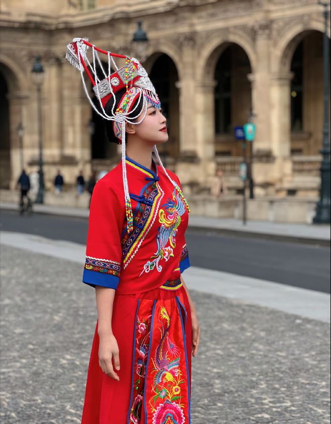 蓝盈莹美到法国卢浮宫!穿中国风红色套装戴民族风头饰红的亮眼(图4) 蓝盈莹美到法国卢浮宫!穿中国风红色套装戴民族风头饰红的亮眼(图4)