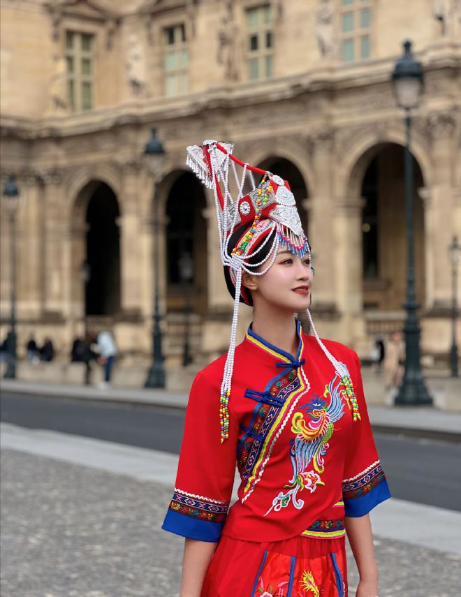 蓝盈莹美到法国卢浮宫!穿中国风红色套装戴民族风头饰红的亮眼(图2) 蓝盈莹美到法国卢浮宫!穿中国风红色套装戴民族风头饰红的亮眼(图2)