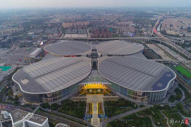 68万盆鲜花装点第七届进博会场馆景观装饰“定妆”(图2) 68万盆鲜花装点第七届进博会场馆景观装饰“定妆”(图2)