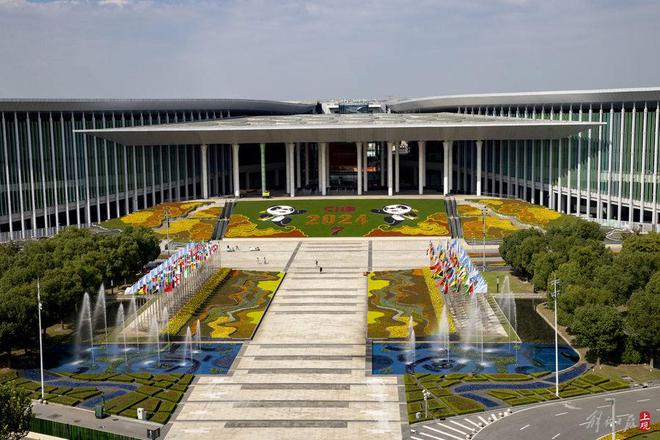 68万盆鲜花装点第七届进博会场馆景观装饰“定妆”(图3) 68万盆鲜花装点第七届进博会场馆景观装饰“定妆”(图3)