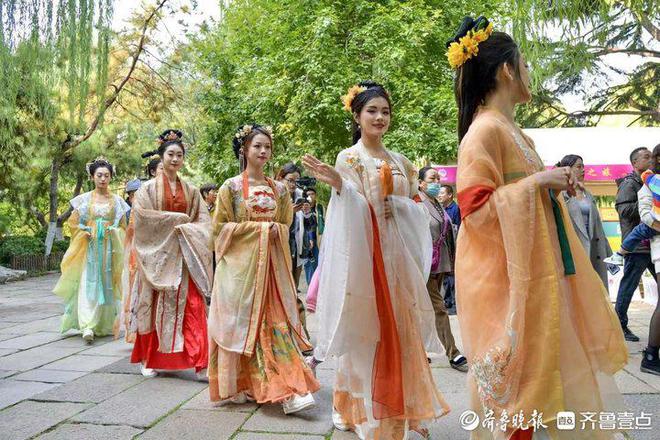 6万盆菊花亮相！第45届趵突泉金秋菊展启幕游园活动精彩纷呈(图3)
