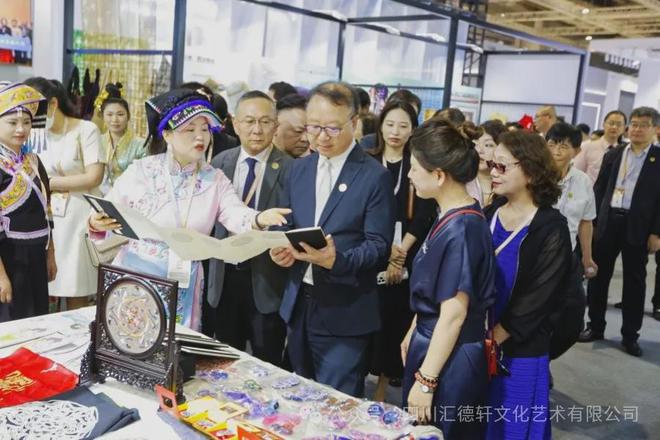2024·中国纺织非遗创新展|羌绣新韵非遗绽放(图5) 2024·中国纺织非遗创新展|羌绣新韵非遗绽放(图5)