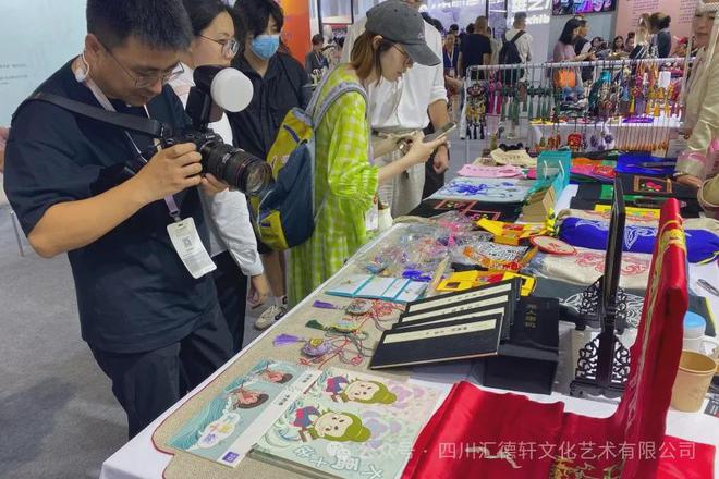 2024·中国纺织非遗创新展|羌绣新韵非遗绽放(图4) 2024·中国纺织非遗创新展|羌绣新韵非遗绽放(图4)