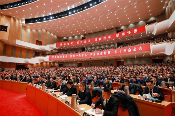 亚厦集团2025年“越雄关 · 绽光芒”致敬奋斗者颁奖典礼暨开年工作部署会议隆重召开(图3) 亚厦集团2025年“越雄关 · 绽光芒”致敬奋斗者颁奖典礼暨开年工作部署会议隆重召开(图3)