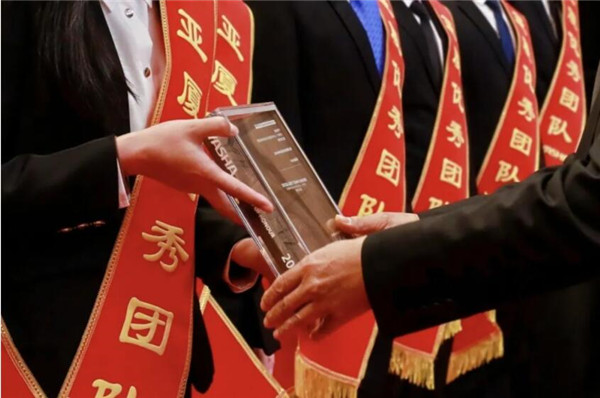 亚厦集团2025年“越雄关 · 绽光芒”致敬奋斗者颁奖典礼暨开年工作部署会议隆重召开(图4) 亚厦集团2025年“越雄关 · 绽光芒”致敬奋斗者颁奖典礼暨开年工作部署会议隆重召开(图4)