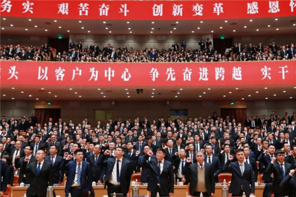 亚厦集团2025年“越雄关 · 绽光芒”致敬奋斗者颁奖典礼暨开年工作部署会议隆重召开(图8) 亚厦集团2025年“越雄关 · 绽光芒”致敬奋斗者颁奖典礼暨开年工作部署会议隆重召开(图8)