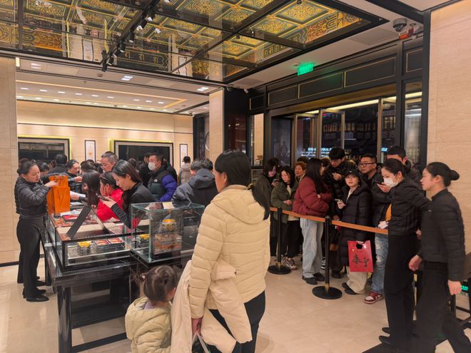 排队10小时POS机刷没电!金价频创新高金店生意冷热不均(图5) 排队10小时POS机刷没电!金价频创新高金店生意冷热不均(图5)